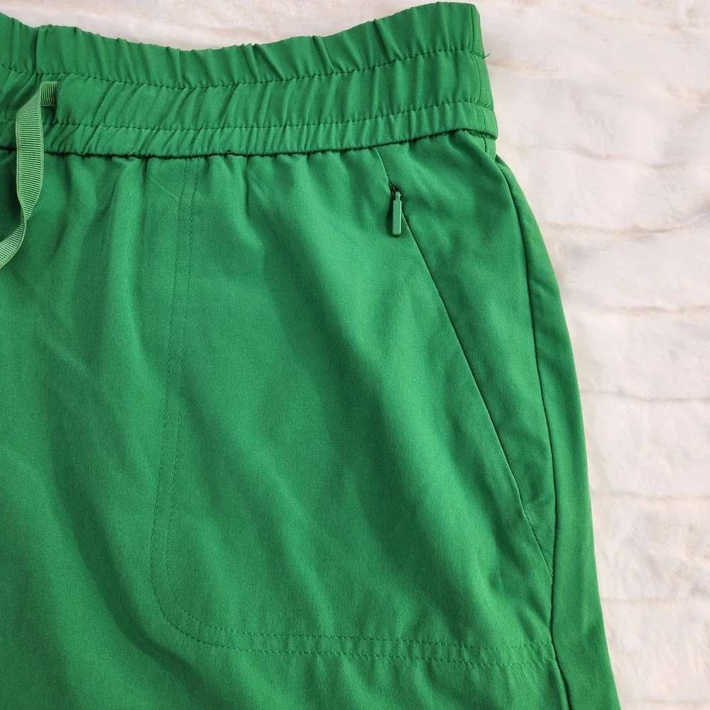 Chico's Zenergy Green Elastic Waist Drawstring Shorts Size 2 US 12 Zipper Pocket